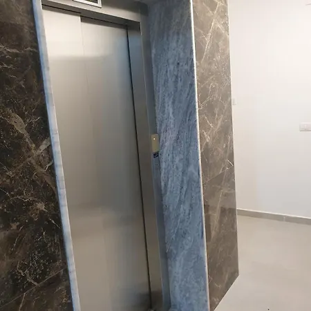 Executive Medreseja Ac Lift Wifitv Balcony * 티라나